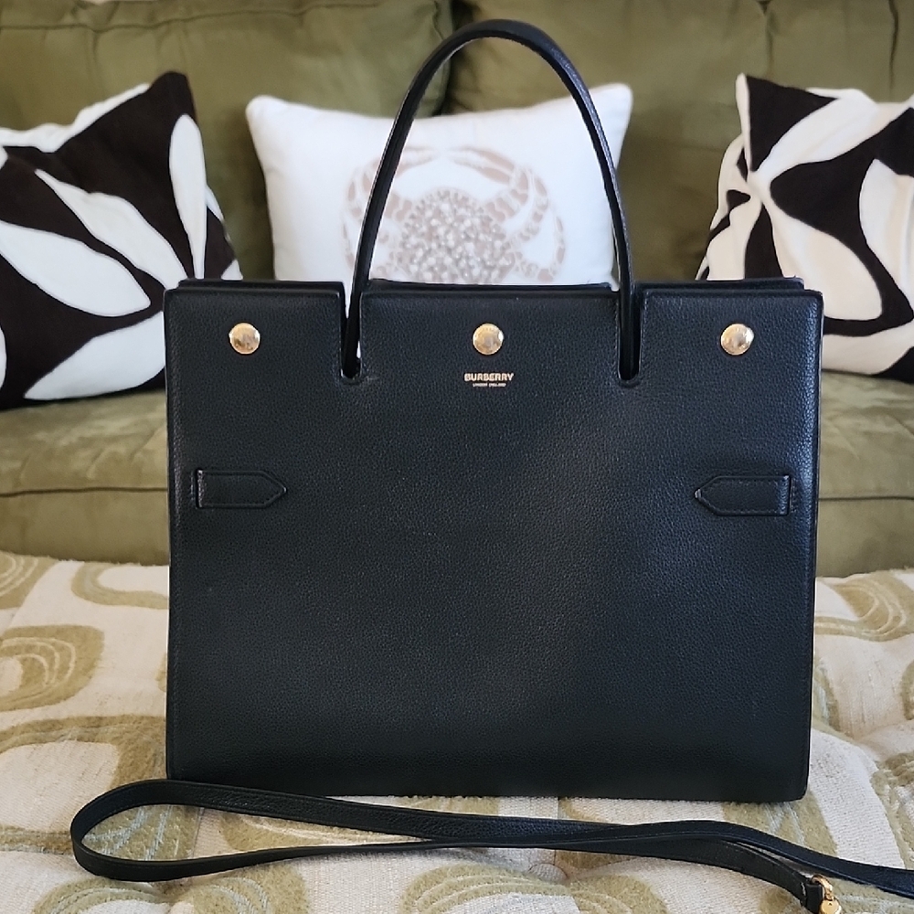 SALE💥Burberry Medium Title Bag